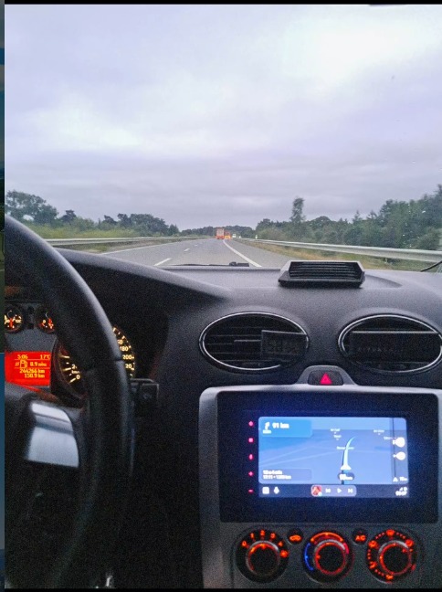 Dashboard van onze Ford Focus met Pioneer radio en Android Auto